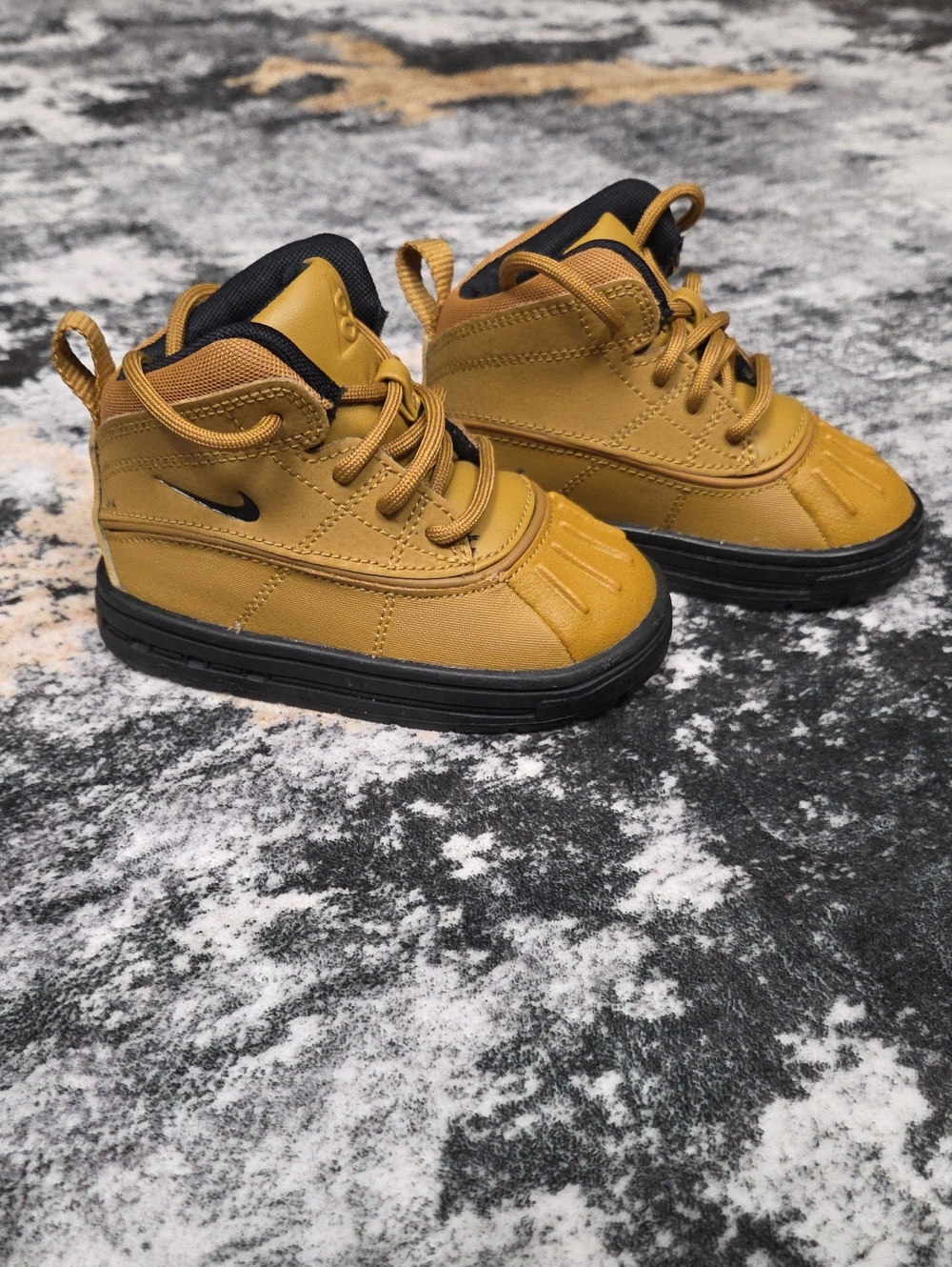 Nike Woodside 2 High Wheat Black Boots Kids Size 6C